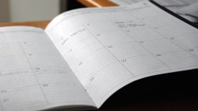 Agenda de papel aberta em uma página de calendário mensal