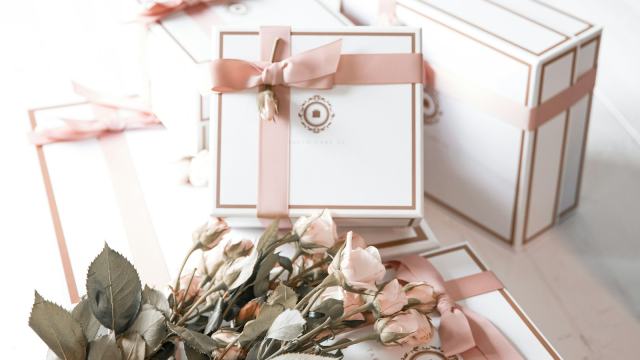 Caixas de presente brancas com laço rosa e flores secas