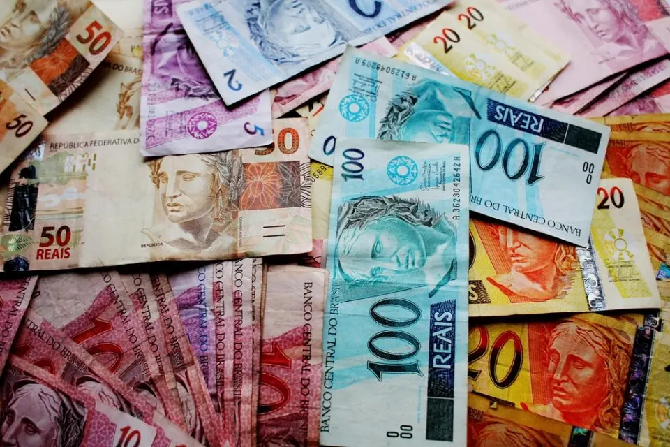 Notas de real espalhadas sobre a mesa