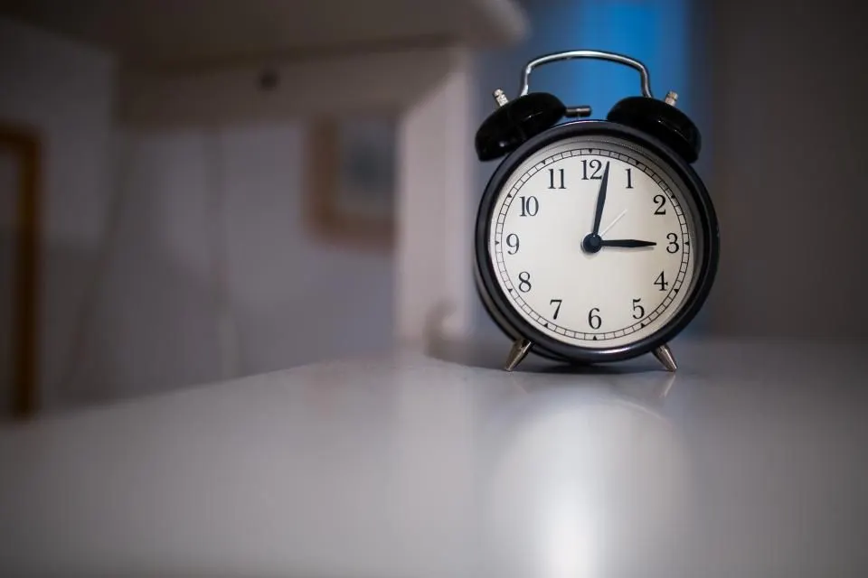 Despertador sobre uma mesa